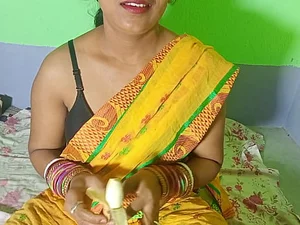 أمي هندية تغوي موزة وتشارك في الجنس المحرم أثناء تسجيل صوت سري. إثارة وحسية