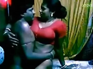 Tetangga Tamil menikmati seks yang penuh gairah, memicu hubungan yang penuh gairah.