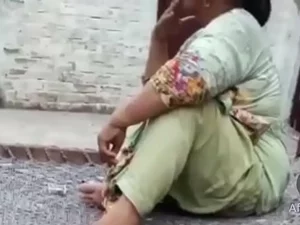 یک زن هندی داغ سیگار می کشد و خیس و وحشی می شود.