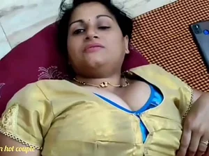 ویدیوی داغ Bhojpuri که در آن Annu bhabhi اغوا کننده با همسایه اش پایین می آید و کثیف می شود، چیزی برای تخیل باقی نمی گذارد.