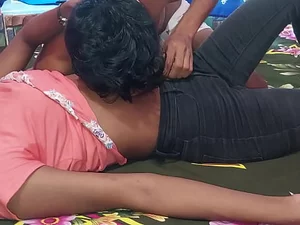 Дези-подростки занимаются диким сексом на индийской рейв-вечеринке.