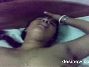 一个性感的孟加拉阿姨探索她的欲望。