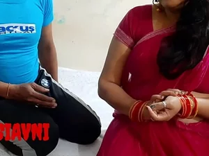 印度阿姨Avni与年轻男子在头顶上进行感性的性爱