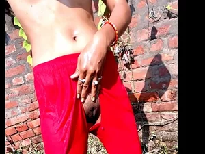 In einer knisternden indischen Outdoor-Eskapade gibt sich eine mollige, hindi-akzentuierte Schönheit leidenschaftlichen, rohen und intensiven sexuellen Begegnungen mit zwei eifrigen Männern hin.