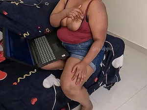Uma mulher indiana deseja ação hardcore depois de passar fome em um vídeo caseiro.