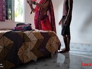 一个戴着穿孔乳头的印度熟女在热辣的性爱场景中变得肮脏。