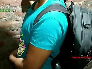 یک نوجوان هندی دسی مهارت های دهان و دندان خود را از یک معلم با تجربه در یک ویدیوی داغ یاد می گیرد.