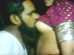 Indienne au bout des doigts perversement invaincue est conseillée pour le sexe avec une bhabi de village en argile ennuyée et fixée à l'écart du voisin mms - Indian Junk Image silencieuse