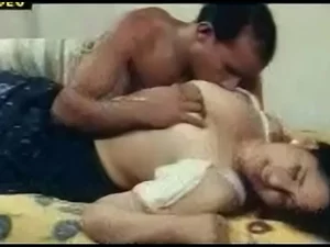 Video Malayalam yang sensual menampilkan ciuman yang penuh gairah dan momen intim antara dua kecantikan India yang menakjubkan.