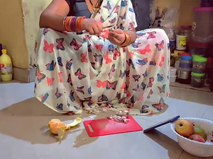 भारतीय सौतेली माँ की प्रगति पर उसके सौतेले बेटे के लिए नेतृत्व करने के लिए एक भाग्यशाली मुठभेड़ पर एक गोवा की सड़क है ।