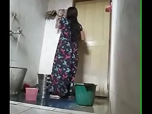 Pesona non-radioaktif bibi Desi mengambil alih dalam video porno India hardcore yang intens ini.