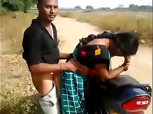 Bhabhi escaldante experimenta uma viagem emocionante de moto, se envolvendo em sexo apaixonado com Andhra Telugu, tudo capturado em um vídeo tentador