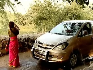 Bhabhi indiana se entrega a uma lavagem de carro quente com seu amante.