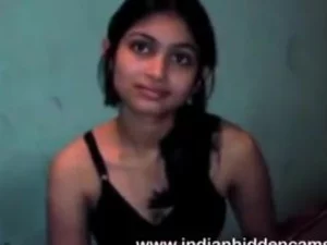 Kecantikan India muda mengunjungi tempat temannya dan terlibat dalam sesi porno bangali yang liar.