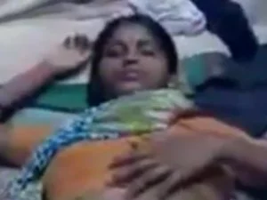 Uma garota Telugu tem sua buceta virgem fodida com força por seu chefe Tamil.