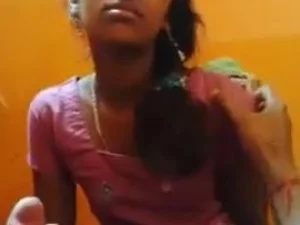 Eine haarige indische Teenagerin geht mit einem älteren Hengst zur Sache und zeigt ihre Fähigkeiten in einer wilden, rohen Begegnung.