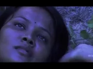 खुशबूदार तेलुगु बेब एक हॉट एक्शन से भरपूर वीडियो में जंगली हो जाती है।