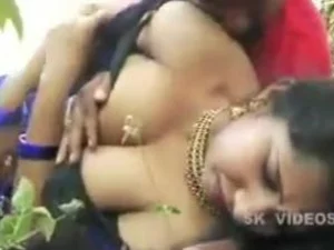 A tia Tamil desfruta de uma intensa cavalgada de cowgirl em um dildo indiano.