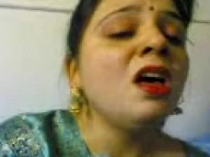 ぽっちゃりしたパキスタンの女性が、露骨なビデオでオナニーして濡れる。