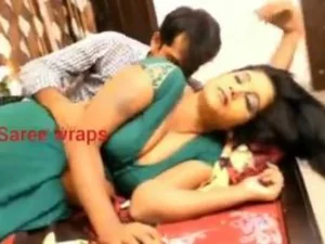 Gadis nakal Poorna tergoda oleh seorang lelaki bandar dalam filem penyerahan wanita Telugu yang panas.