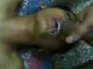 Seorang wanita India yang mempunyai rancangan sandaran menolak seks anal berkumpulan di atas katil.