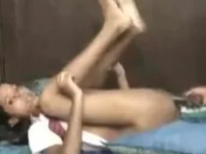 Garotas indianas se entregam a brincadeiras safadas com paus de brinquedo, revelando seu lado selvagem. Essa história de sexo com titia é quente.