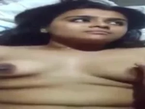 Uma adolescente tamil safada tem seus dedos brincalhões e provocados, levando a um auto-prazer quente.