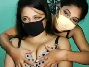सटीक समय और लय के साथ भारतीय ड्रैग क्वीन तीनों के स्तन-केंद्रित शो।