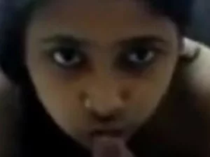 أمي الهندية تمتص وتمارس الجنس في سيارة بوف