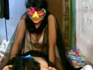 印度妻子在亲密视频中脱衣服并变得淘气,导致了激情的性爱。