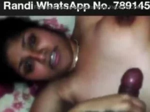O cara indiano ejacula despercebido enquanto fode a garota medíocre