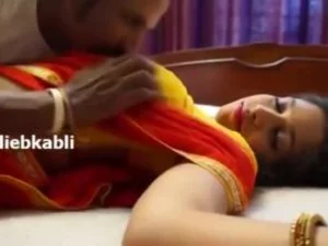 Uma tia indiana sedutora se entrega ao seu fetiche único, um conservatório exuberante onde cultiva orgasmos para seu próprio prazer.