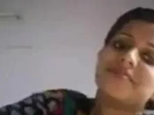 Wanita India yang menakjubkan dengan payudara besar melakukan seks sensual di webcam.