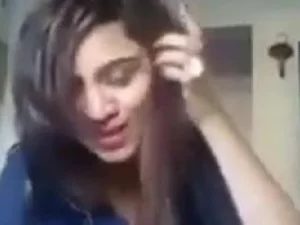 Una adolescente pakistaní de rostro fresco desata su lado indómito, empapado en el agua y anhelando atención. Su encanto inocente satisface su deseo crudo en un espectáculo cautivador.