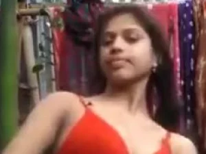 Pareja india joven explora el placer anal