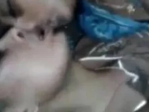 Uma deslumbrante jovem indiana se satisfaz com um dildo, mostrando suas habilidades e desejos em um vídeo tentador.