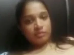 Seorang gadis India muda memuaskan pasangan webcamnya dengan kemahiran dan keinginannya.