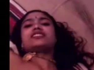 Uma jovem Desi é fodida com força em uma sessão de sexo áspera.