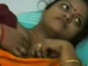 Индийская мамочка устраивает шоу для зрителей веб-камер, удовлетворяя их своими навыками.