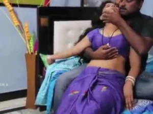 Uma vizinha obcecada por sexo aproveita a solidão de uma dona de casa indiana, levando a um encontro quente com seu namorado.