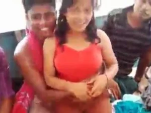 インドのカップルが公共の場で熱く、重いセックスをする