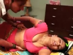 Baştan çıkarıcı Desi bebek, bu Hint büyük göğüs vuruşunda vahşi anal cerrahiye giriyor.