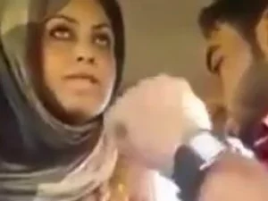 Пакистанский мужчина испытывает унижение, когда друзья его девушки присоединяются к нему для дикой сексуальной встречи.