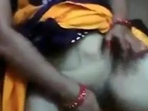 Una mujer india madura recibe atención a su vagina descuidada.