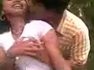 Joven adolescente tamil disfruta de placeres eróticos en HD, con una inocencia de rostro fresco y deseos salvajes en este video excitante.