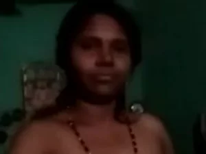 Seorang wanita Tamil yang menggoda dengan ahli menelanjangi paket pria yang mengutuk, membuatnya terpesona oleh keahliannya.