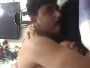 インドのカップルが激しいセックスに没頭し、カメラが瞬間を捉えます。