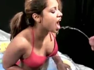 युवा भारतीय सौंदर्य अंतरंग पल साझा करता है, पेशाब और खुद को खुश करने में एक स्तनपान वीडियो.