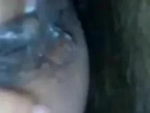 수염이 있는 여성이 집에서 만든 포르노 비디오에서 나쁜 짓을 합니다.