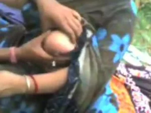 Esposa indiana gordinha sendo acariciada com força no estacionamento